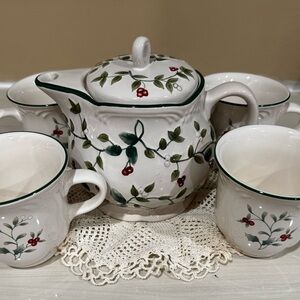Pfaltzgraff Winterberry Teaset. Teapot with four cups (no saucers)